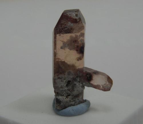 Topacio
Tepetate, San Luis de Potosí, México.
2,5 x 0,5 x 1,5 cm.
El 1,5 cm. es contando el cristalito pequeño (Autor: Carles Rubio)