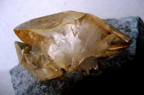 Calcite
Elmwood mine, Carthage, Smith Co., Tennessee, USA
Main crystal (50 mm) (Author: Tobi)