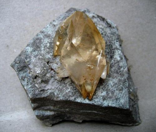 Calcite
Elmwood mine, Carthage, Smith Co., Tennessee, USA
100 x 90 x 50 mm, main crystal 50 mm (Author: Tobi)