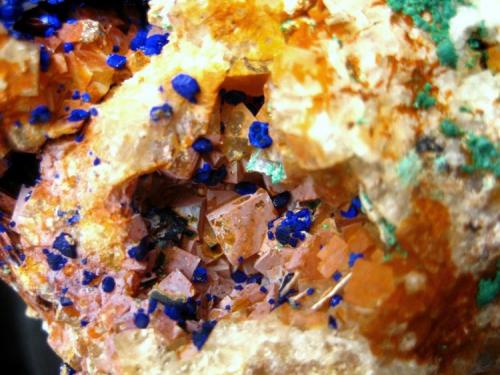 Azurite, malachite, fluorite, baryte
Aouli, Khénifra Province, Meknès-Tafilalet Region, Morocco
FOV 30 mm (Author: Tobi)