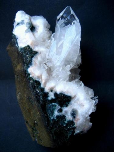 Apophyllite
Jalgaon District, Maharashtra, India
Specimen height 100 mm, main crystal 50 mm (Author: Tobi)