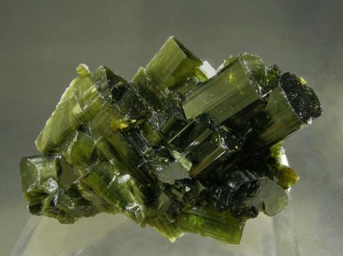 Vesuvianita
Bellecombe, Châtillon, Val d’Aosta, Italia
Tamaño de la pieza: 4.2 × 2.7 × 2 cm.
El cristal más grande mide: 1.4 × 0.7 cm.
Foto: Minerales de Referencia (Autor: Jordi Fabre)