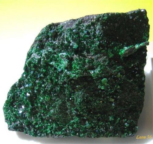 Uvarovite (Garnet group)
Saranovskiy Mine, Russia
80 mm x 61 mm x 17 mm (Author: Leon56)