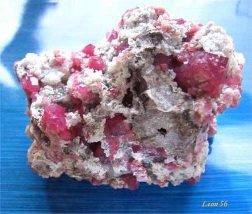 Grossular raspberry (Garnet group)
Coahuila, Mexico
8 cm x 4 cm x 6 cm (Author: Leon56)