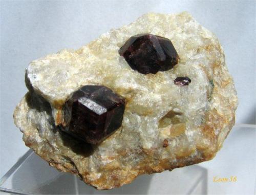 Almandin (Garnet group)
Serrote Redondo, near Pedra Lavrada, Paraiba, Brazil.
Overall size of mineral specimen: 6x4.5x4 cm. (Author: Leon56)
