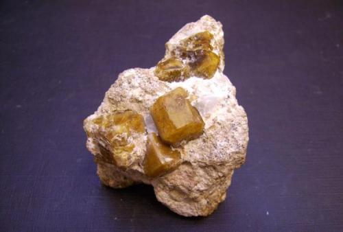 Vesubianita
Sierra Las Cruces, Sierra Mojada, Coahuila, Méjico
7 x 4,5 x 5 cm.
Prismas de vesubianita con algo de calcita sobre matriz de riolita. (Autor: Antonio Alcaide)