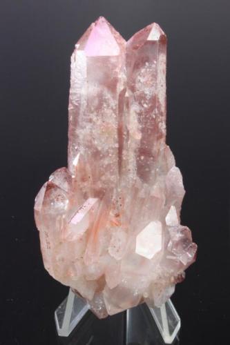 Cuarzo biterminado
Bou-Azzer (Distrito), Tazenakht, Ouarzazate, Marruecos.
10,1 x 4,8 x 3,3 cm
Grupo de cuarzos biterminados con inclusiones y parcialmente recubierto por óxidos de hierro.
Recogido en 2009. (Autor: Ivan Blanco (PDM))