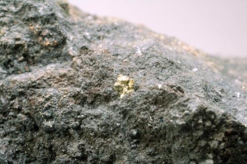 Calcita recubierta de sulfuros de cobre
Mina Las Cruces - Gerena - Sevilla - Andalucía - España
120 x 60 x 40 mm
Detalle de la Calcopirita (Autor: Joan Martinez Bruguera)