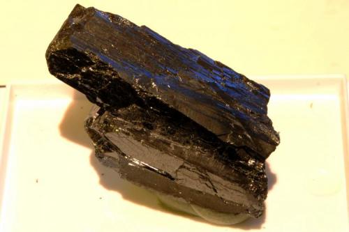 Ferberita.
Mina de Panasqueira, Couto Mineiro da Panasqueira, Panasqueira, Covilha, Castelo Branco District, Portugal.
Medidas pieza: 4,3x2x1,7 cm (Autor: Sergio Pequeño)