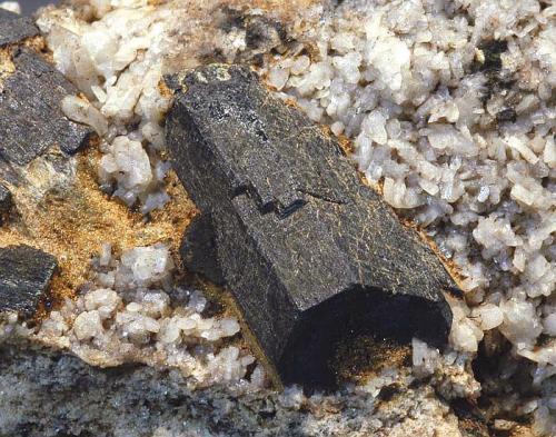 Vesubianita con calcita
Alrededores de Imilchil, Alto Atlas, Marruecos 
Cristal 6,2 cm
Coleccion y Foto: Peter Seroka
Un cristal prismático de Vesubianita con calcita de las rocas carbonaticas (marmoles) (Autor: Peter Seroka)