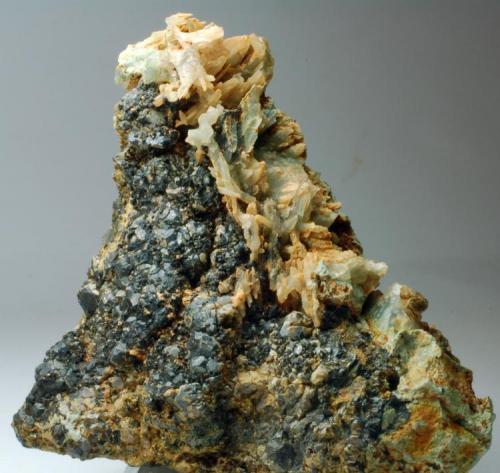 Andradita, Magnetita y Cuarzo<br />Del Socau Mine, Vallcàrquera, Figaró-Montmany, Comarca Vallès Oriental, Barcelona, Catalonia / Catalunya, Spain<br />65 x 60 x 40 mm<br /> (Autor: Joan Martinez Bruguera)