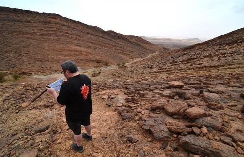 Cartografiando filones en en área de Taouz.
G. Sobieszek photo. (Autor: Josele)