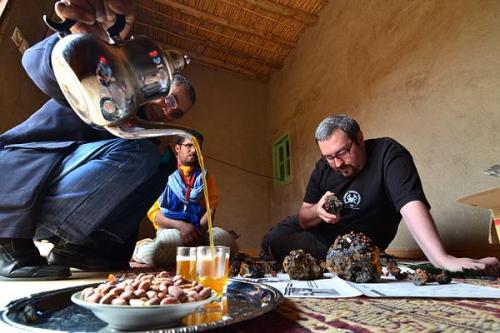 Examinando vanadinitas de Taouz mientras tomamos té.
G. Sobieszek photo. (Autor: Josele)
