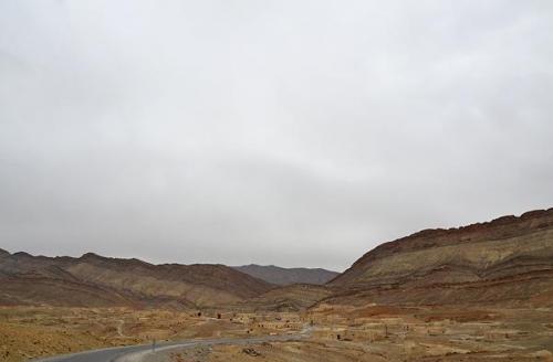 Otro pueblo en el Alto Atlas, mimetizado al paisaje.
G. Sobieszek photo. (Autor: Josele)