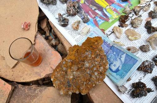 Se ha cerrado el trato: té, billetes y minerales.
G. Sobieszek photo. (Autor: Josele)