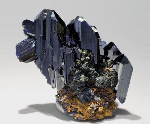 Azurita
Touissit, Oujda, Marruecos
Tamaño de la pieza: 5.8 × 5.4 × 2.2 cm
El cristal más grande mide: 3.2 × 1.7 cm
Encontrada entre Mayo-Junio de 1979
Foto: Minerales de Referencia (Autor: Jordi Fabre)