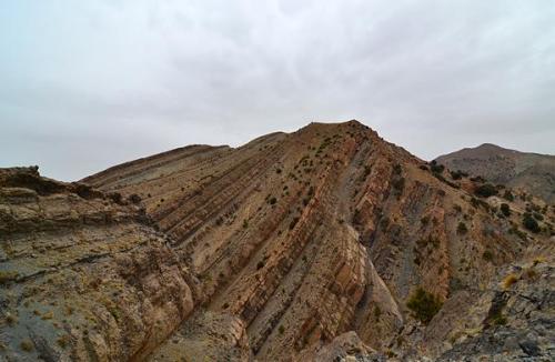 Estratos con fuerte buzamiento en Tizi`n`Bab.
G. Sobieszek photo. (Autor: Josele)