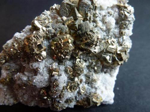 Pirita en Dolomita<br />Las Suertes Quarry, Las Suertes, Vegas de Matute, Comarca Suroeste, Segovia, Castile and León, Spain<br />5 x 4 cm.<br /> (Autor: javier ruiz martin)