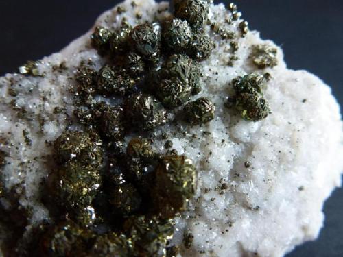 Pirita en Dolomita<br />Las Suertes Quarry, Las Suertes, Vegas de Matute, Comarca Suroeste, Segovia, Castile and León, Spain<br />6 x 6 cm.<br /> (Autor: javier ruiz martin)