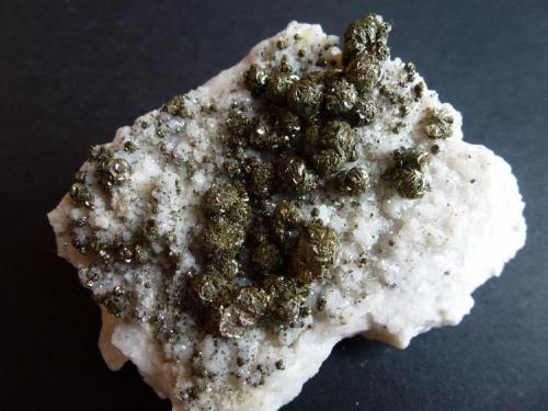 Pirita en Dolomita<br />Las Suertes Quarry, Las Suertes, Vegas de Matute, Comarca Suroeste, Segovia, Castile and León, Spain<br />6 x 6 cm.<br /> (Autor: javier ruiz martin)