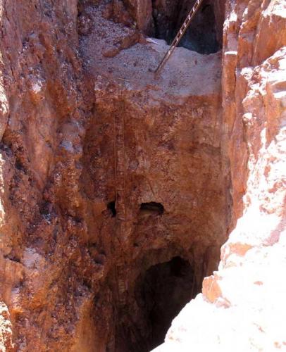 Peligroso acceso a la mina de barita y fluorita cerca de Erfoud. La profundidad es de unos 60 metros.
Fot. K. Dembicz. (Autor: Josele)