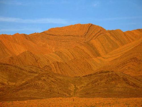 Bonitos pliegues de formaciones paleozoicas en el área de Tata.
Fot. K. Dembicz. (Autor: Josele)