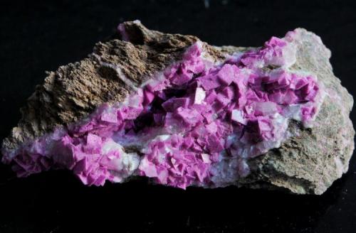 Dolomita (Variedad Cobalto-Dolomita).
Aghbar Mine (Arhbar Mine), Aghbar, Bou Azer District (Bou Azzer District), Tazenakht, Ouarzazate Province, Sous-Massa-Draâ Region, Marruecos.
Medidas pieza: 10,2x5x4,4 cm (Autor: Sergio Pequeño)