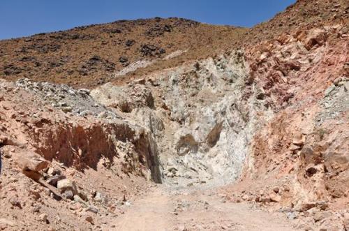 Veta de barita en el área de Bou Azzer, explotada desde antiguo. La recolección de barita y fluorita se ha convertido actualmente en un negocio próspero.
Fot. K. Dembicz. (Autor: Josele)
