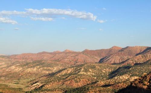 En las colinas en primer plano se encuentran los basaltos que contienen ágata, cuarzo, amatista y goethita. Al fondo, el Alto Atlas.
Fot. K. Dembicz. (Autor: Josele)
