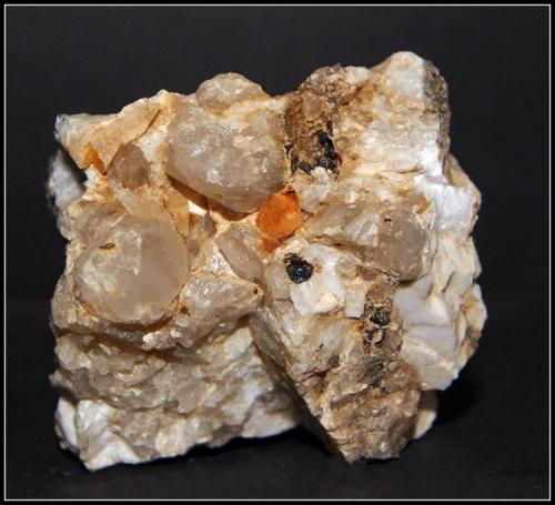 Granate sobre Microclina y Cuarzo
Sierra Tejeda - Málaga - Andalucía - España
5.5 x 5 x 4.5 cm - cristal de Granate - 5 mm (Autor: Mijeño)