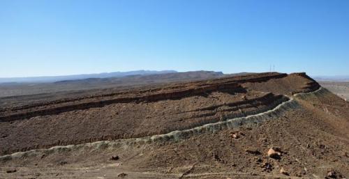 Zanja para recolectar trilobites siguiendo el estrato productivo en el famoso Jebel Issimour.
Fot. T. Praszkier. (Autor: Josele)