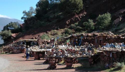 La venta de fósiles y minerales junto a la carretera es muy popular en el Alto Atlas.
Fot. J. Scovil. (Autor: Josele)