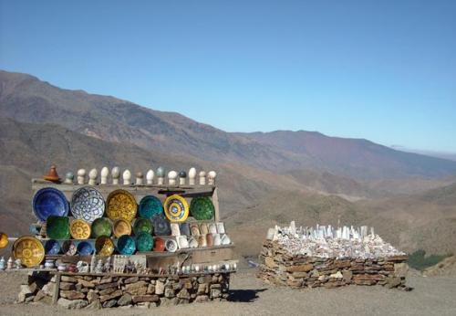 Puestos de cerámica, fósiles y minerales junto a la carretera en el Alto Atlas.
Fot. T. Praszkier. (Autor: Josele)