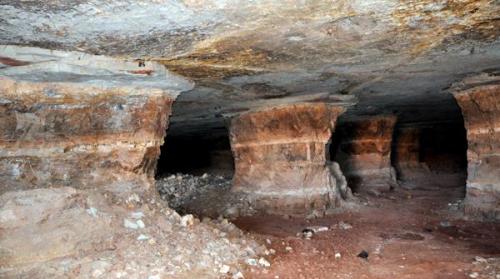 Interior de las minas abandonadas. Recientemente se ha reiniciado la extracción de barita, cerusita y wulfenita.
Fot. L. Albin. (Autor: Josele)