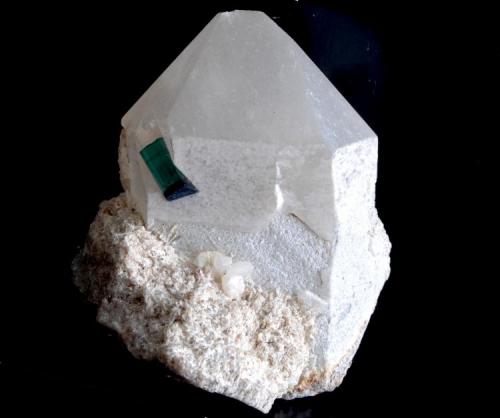 Turmalina (variedad Indicolita) y Cuarzo.
Doce Valley, Minas Gerais, Brasil.
Medidas pieza: 7,6x6,7x6,3 cm, Medidas cristal: 1,4x0,6 cm (Autor: Sergio Pequeño)