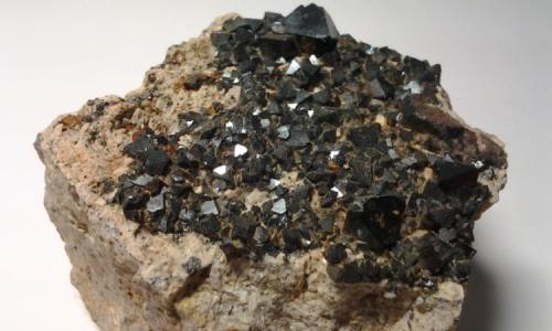 Magnetita Octaédrica
Cerro Huañaquino, Potosí, Bolivia.
7 x 3.9 x 7 cm (Autor: Gianfranco Rodríguez T.)