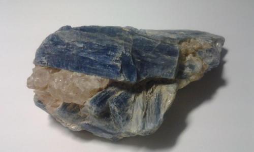 Cianita azul
Virgem da Lapa, Minas Gerais, Brasil
11 x 3.8 x 3.6
Detalle de la pieza anterior. (Autor: Gianfranco Rodríguez T.)