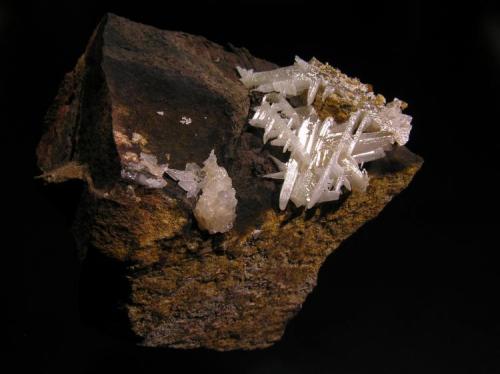 Cerusita.
Mina Luis (filón Norte), Minas del General, Cabezarrubias del Puerto, Valle de Alcudia, Ciudad Real, Castilla La Mancha, España
7,5x5,5x6 cm.
Grupo de cristales hasta 2,3 cm. formando una celosía de 3,7x3 cm. Col. y foto Nacho Gaspar. (Autor: Nacho)