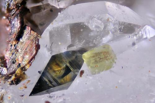 Anatasa y monacita.
Adra, Almería, Andalucía, España.
Ancho de la foto 2,5 mm. (Autor: Juan Miguel)