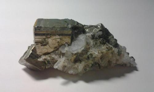 Pirita con Cuarzo
Mina Huarón, San José de Huayllay, Cerro de Pasco, Perú                                                
7.3 x 2.5 x 2.7 cm (Autor: Gianfranco Rodríguez T.)