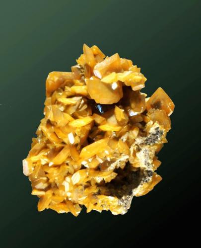 Wulfenita
Sidi Amer, Touissit, Oujda, Marruecos
6,3x6,5x4,5 cm. / cristal pral.: 1,5x1,3x0,3 cm.
Agregado de cristales laminares-tabulares muy ricos en formas.
Ejemplar de 1985 (Autor: Carles Curto)