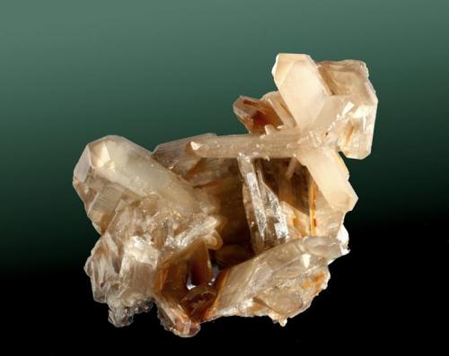 Cerusita
Touissit, Oujda, Marruecos
4,8x4,9x2,5 cm. / cristal pral.: 2,2x2,2x0,6 cm.
Agregado de cristales en macla cíclica.
Ejemplar de 1991 (E. Llorens) (Autor: Carles Curto)