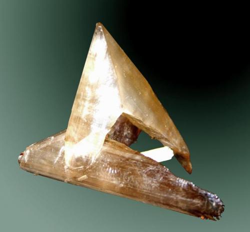 Cerusita
Touissit, Oujda, Marruecos
5,0x4,0x4,1 cm. / cristal pral.: 5,0x3,2x1,2 cm.
Agregado de dos cristales maclados en flecha.           
Ejemplar de 1990 (E.Llorens) (Autor: Carles Curto)