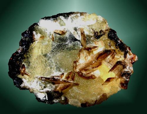 Cerusita + Smithsonita
Touissit, Oujda, Marruecos
6,4x4,0x2,5 cm. / cristal pral.: 1,4x0,8x0,1 cm.
Cristales laminares maclados, transparente, ligeramente ahumados, sobre smithsonita botrioidal amarilla.
Ejemplar de 1979 (M. Ibrahim) (Autor: Carles Curto)