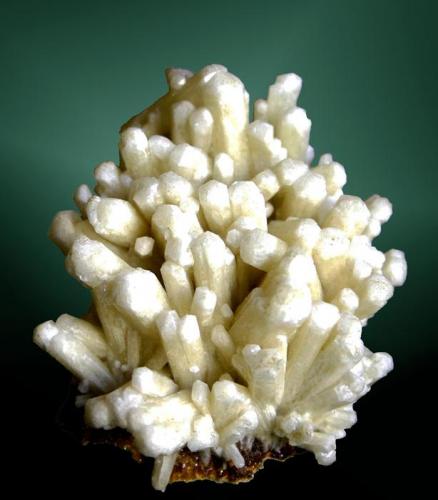 Aragonito (variedad tarnowitzita)
Touissit, Oujda, Marruecos
5,7x4,7x3,9 cm. / cristal pral.: 2,3x0,6x0,6 cm.
Cristales maclados, prismáticos, con piràmide apical, en matriz.
Ejemplar de 1988 (J.Fabre) (Autor: Carles Curto)