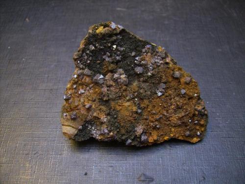 Cuprita y cobre nativo
Tieshan Fe-Cu deposit (Daye iron mine), Tieshan District, Huangshi Prefecture, Hubei Province, China
6,5 x 5 x 2,5 cm.
Octaedros rojizos de cuprita sobre cobre nativo en matriz caliza. Los cristales miden 3 mm. (Autor: Antonio Alcaide)