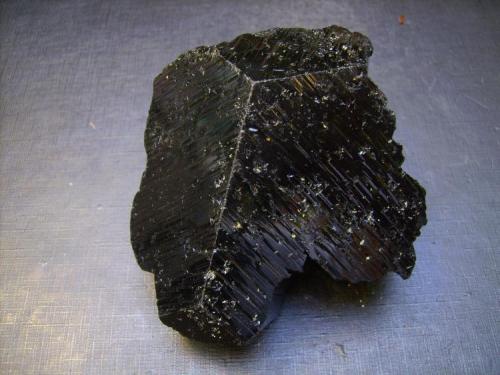 Chorlo
Tsitondroina Commune, Ikalamavony District, Ikalamavony Pegmatite Field, Matsiatra Region, Fianarantsoa Province, Madagascar
9 x 8 x 5,5 cm.
Otro chorlo del mismo yacimiento. Presenta también las caras del romboedro en la terminación superior con líneas de crecimiento. (Autor: Antonio Alcaide)