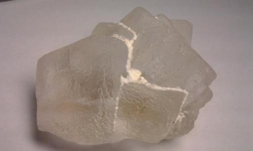 Halita
Salinas de Otuma, Pisco, Ica, Perú.
6.8 x 7.4 x 5.7 cm (Autor: Gianfranco Rodríguez T.)