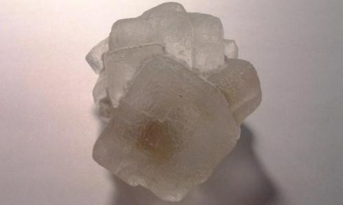 Halita
Salinas de Otuma, Pisco, Ica, Perú.
6.8 x 7.4 x 5.7 cm (Autor: Gianfranco Rodríguez T.)