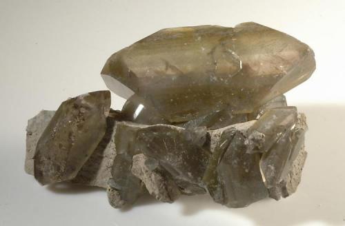 Barite on limestone
Linwood Mine, Buffalo, Iowa, USA
The specimen is about 11 X 6.5 X 2.5 cm
The largest crystal is 8 cm long, 2 cm thick and doubly terminated, as are most of the smaller crystals. There are crystals on both sides of the limestone. (Author: John Nash)